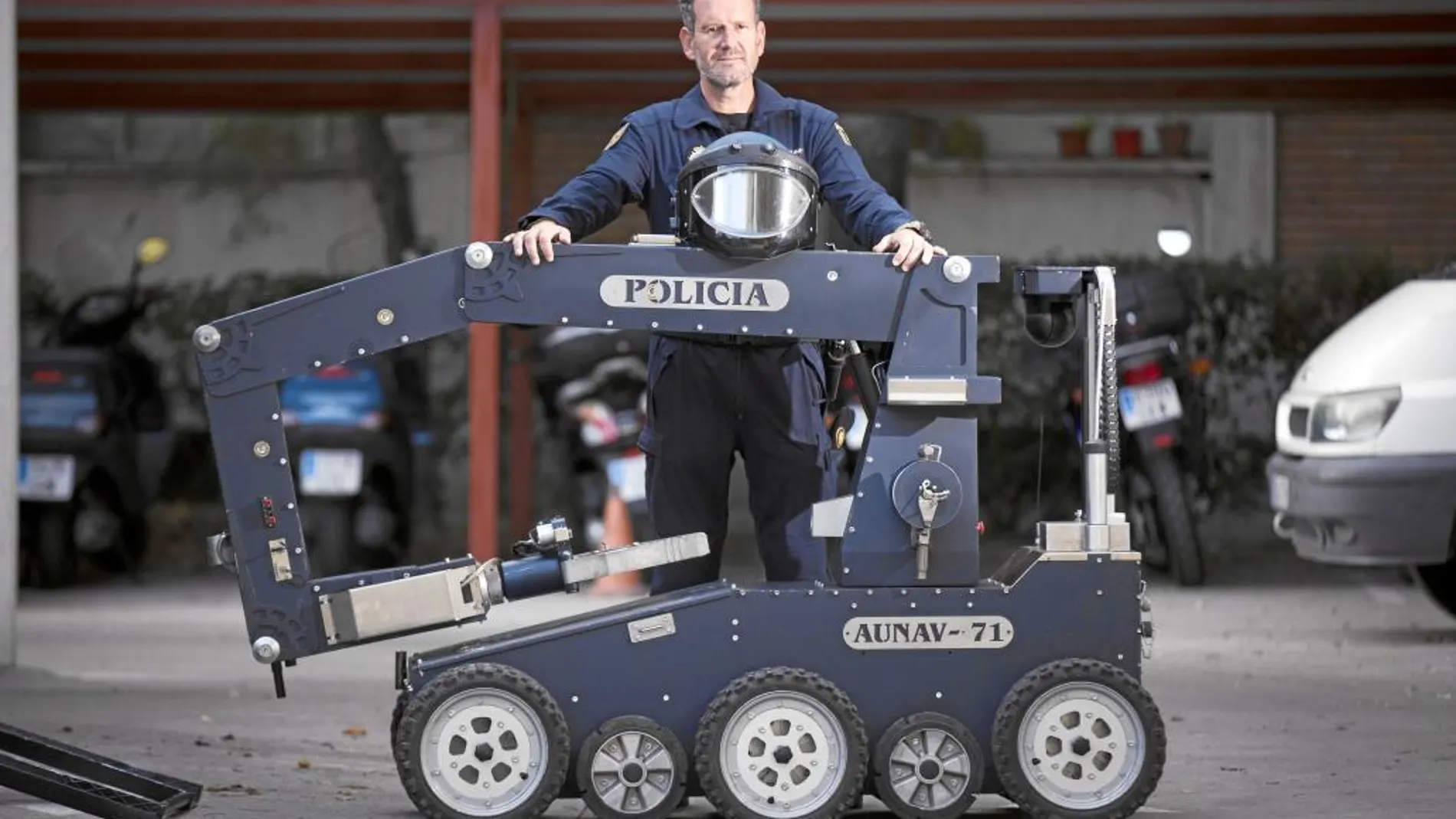 El subinspector de la Policía Nacional y TEDAX, Julio de la Iglesia con uno de los robots que se emplean en la desactivación de explosivos