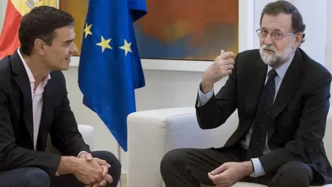 El presidente del Gobierno, Mariano Rajoy (d), recibe al líder del PSOE, Pedro Sánchez (i), esta tarde en el Palacio de la Moncloa.