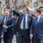 Mariano Rajoy, pasea por Cádiz. EFE/Román Ríos.