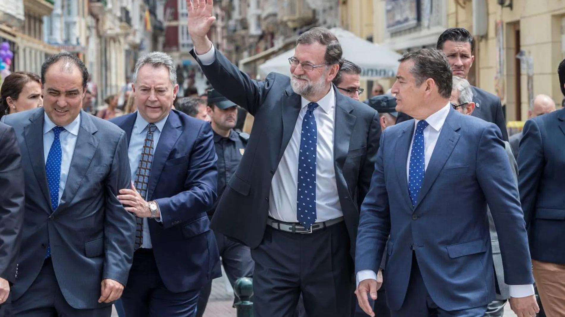 Mariano Rajoy, pasea por Cádiz. EFE/Román Ríos.