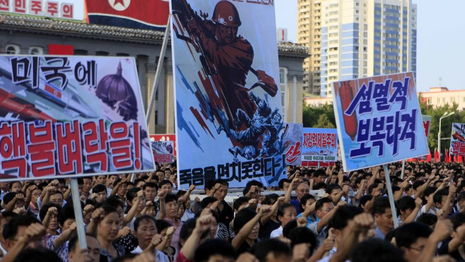 Miles de norcoreanos en una manifestación en contra de las sanciones de la ONU el pasado 9 de agosto