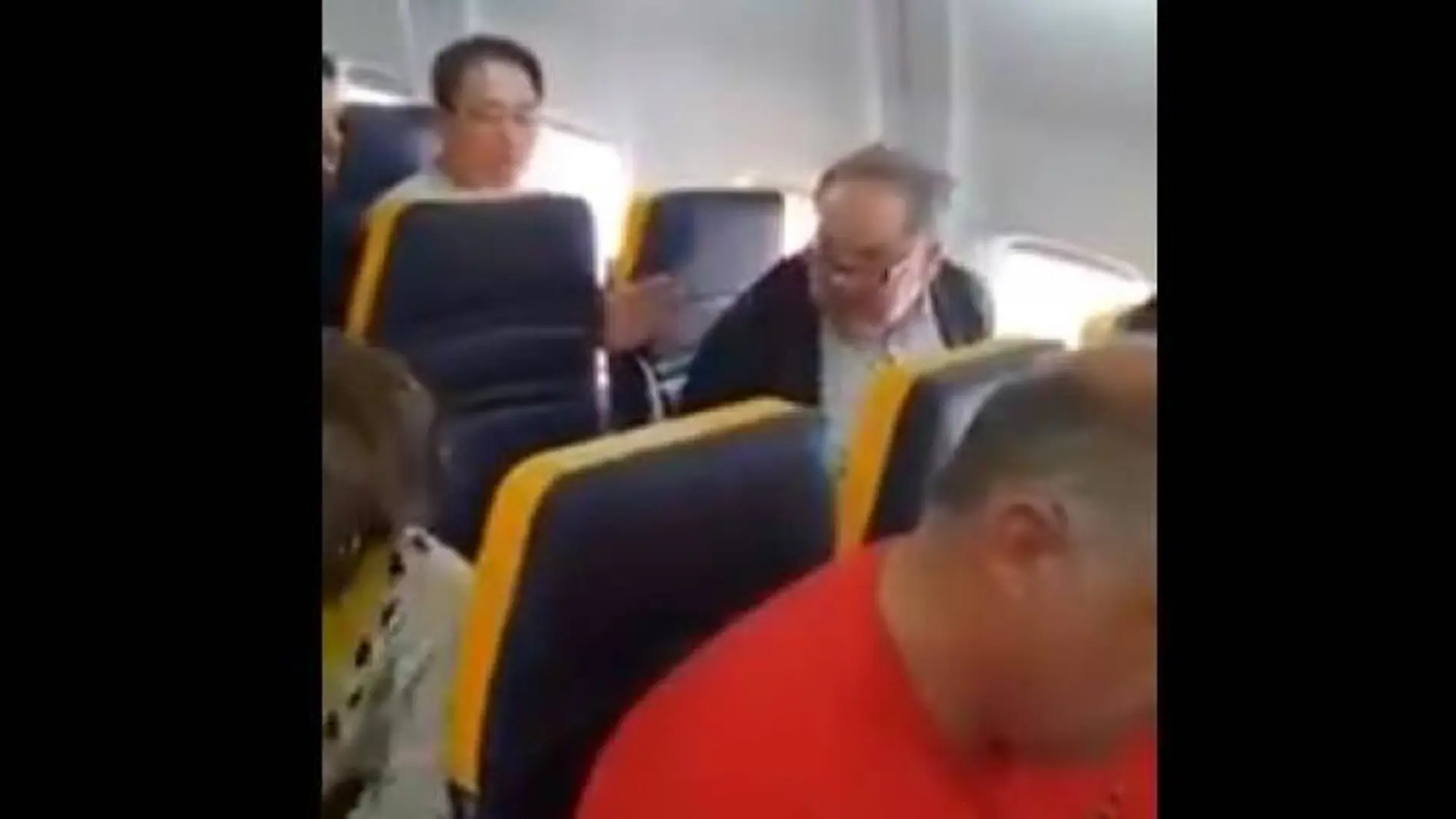Ryanair se defiende por el incidente racista en uno de sus vuelos