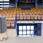 Un ciudadano deposita su papeleta en un polideportivo habilitado como colegio electoral en Vitoria