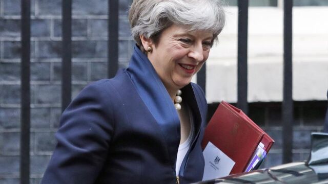 Theresa May saliendo del Parlamento de Londres