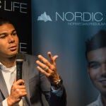 Casemiro, presentando el agua Nordic