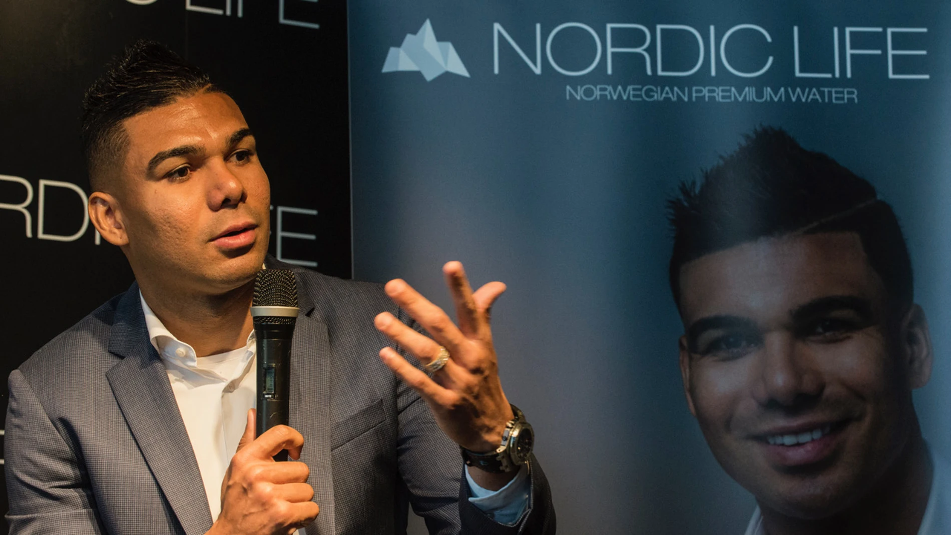 Casemiro, presentando el agua Nordic