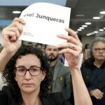 La secretaria general de ERC, Marta Rovira, muestra un cartel con el nombre de Oriol Junqueras. EFE/Andreu Dalmau