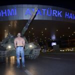 Un hombre hace frente a los tanques en el aeropuerto de Taksim