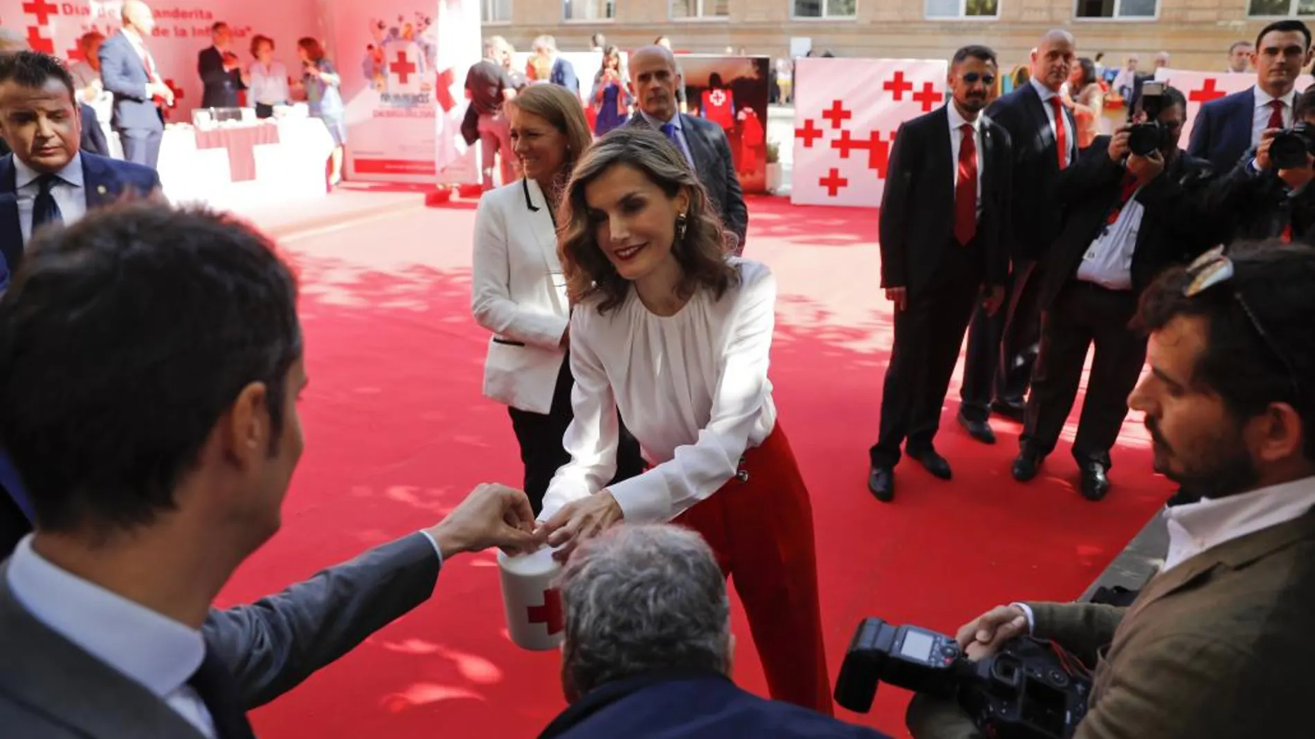 La Reina Letizia se ha acercado a la Prensa para recoger su donativo