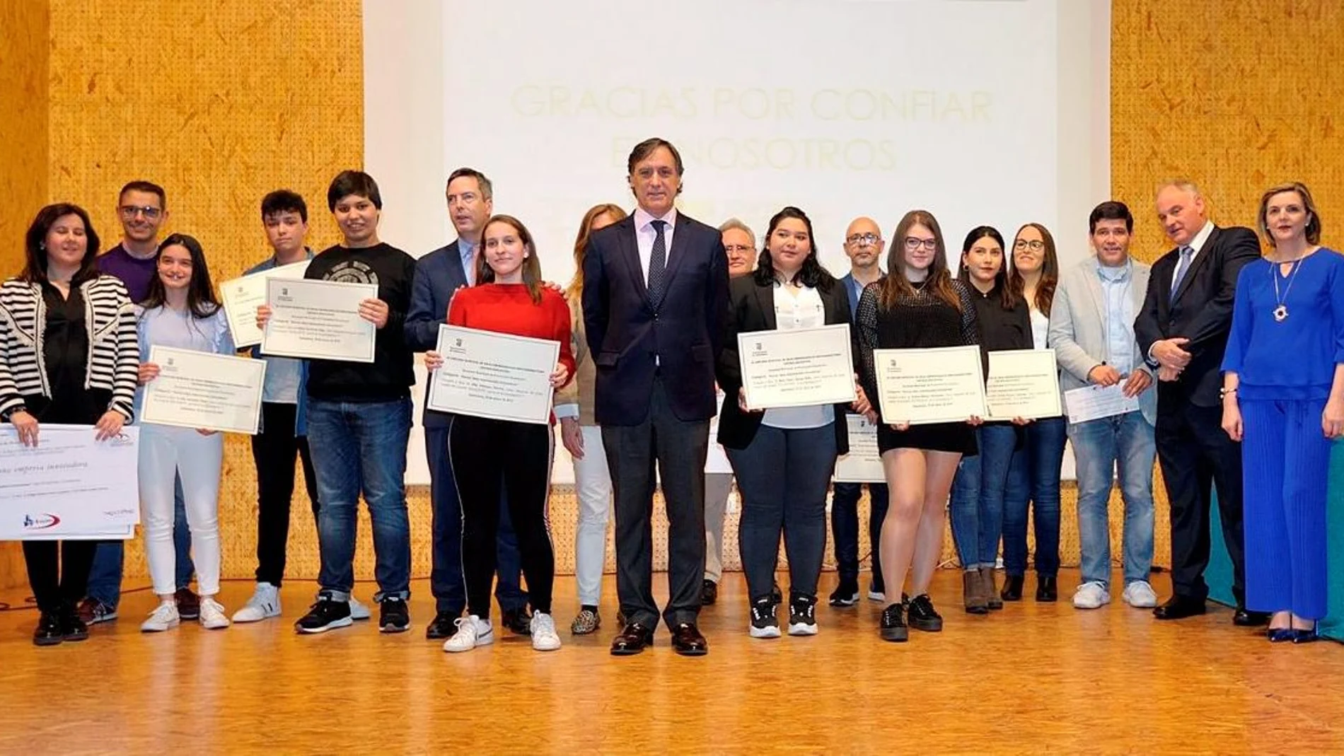El alcalde de Salamanca, Carlos García Carbayo, en una de las últimas entregas de diplomas a jóvenes que han participado en cursos formativos
