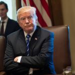 Donald J. Trump, atiende a los medios de comunicación durante una reunión de gabinete en la Casa Blanca