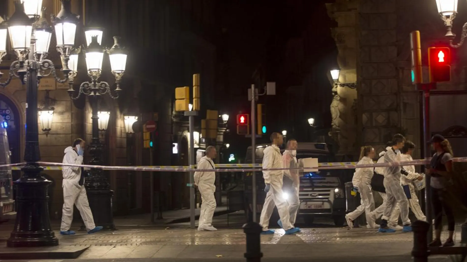Mossos d´Esquadra, de la brigada científica, trabajan esta noche en el lugar del atentado
