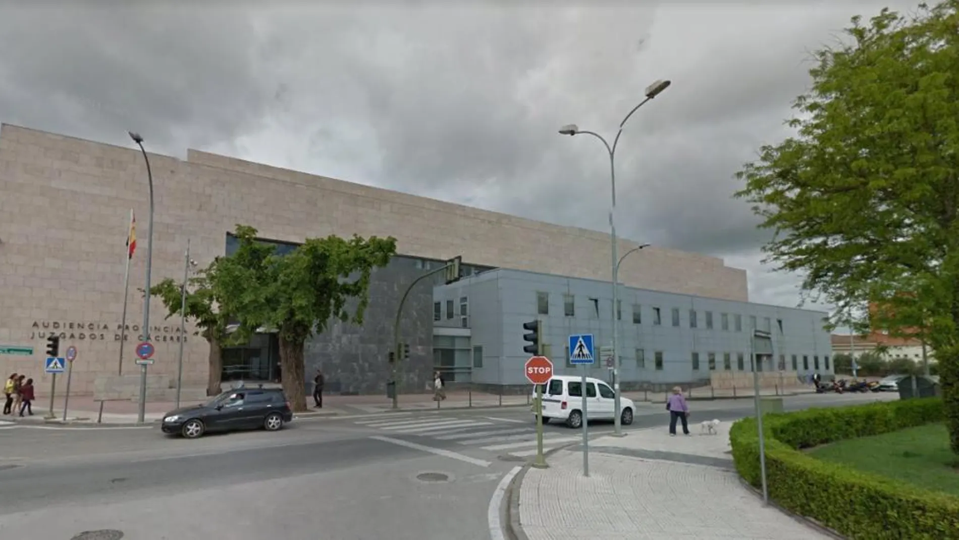 El preso se ha fugado al bajar del furgón policial para entrar al Palacio de Justicia de Cáceres
