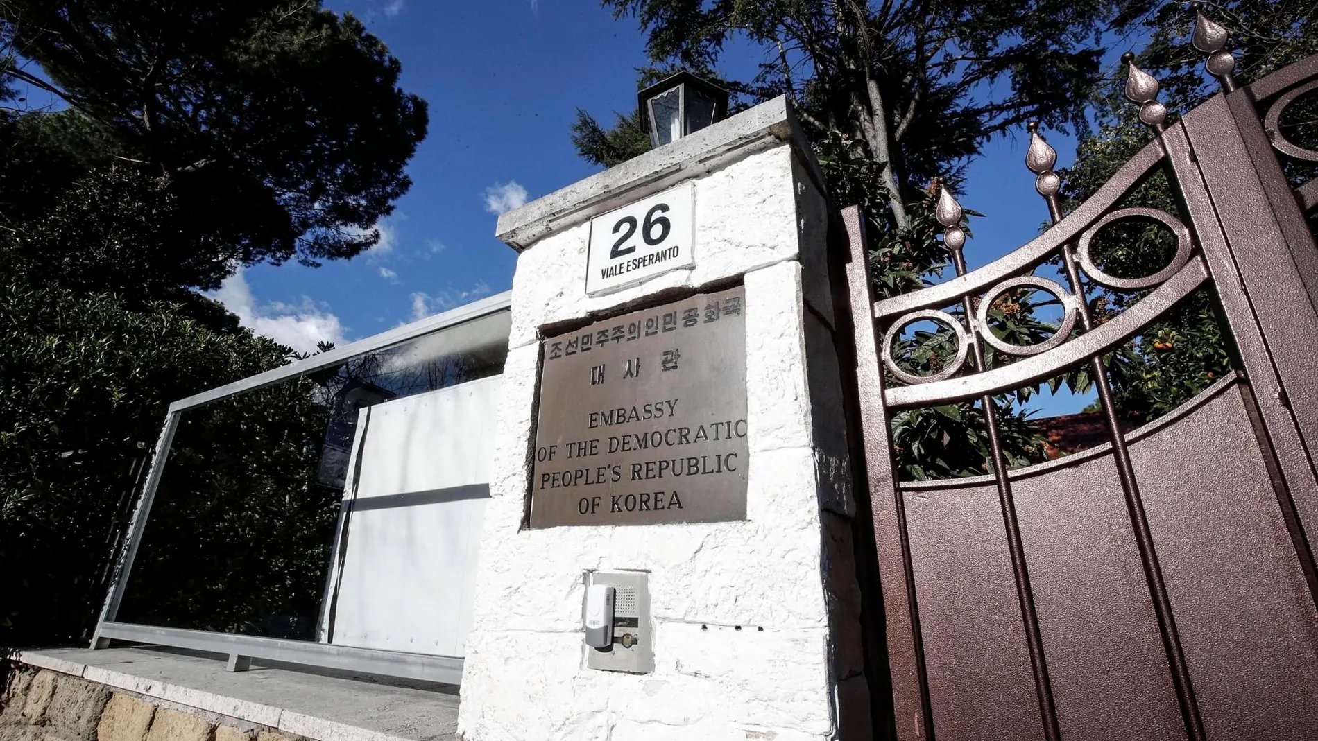 Vista de la entrada principal de la embajada de Corea del Norte en Roma (Italia) hoy, 3 de enero de 2019 / EFE