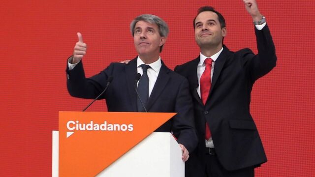 El expresidente de la Comunidad de Madrid Angel Garrido, acompañado por candidato de Ciudadanos (Cs) a la Comunidad de Madrid, Ignacio Aguado