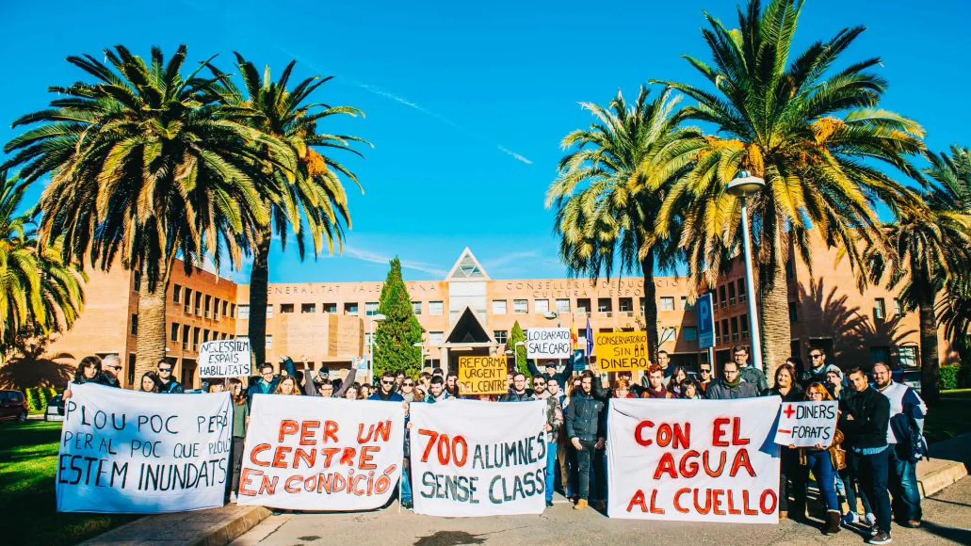 Los alumnos del Conservatorio Superior de Música se manifestaron ayer frente a la Conselleria de Educación