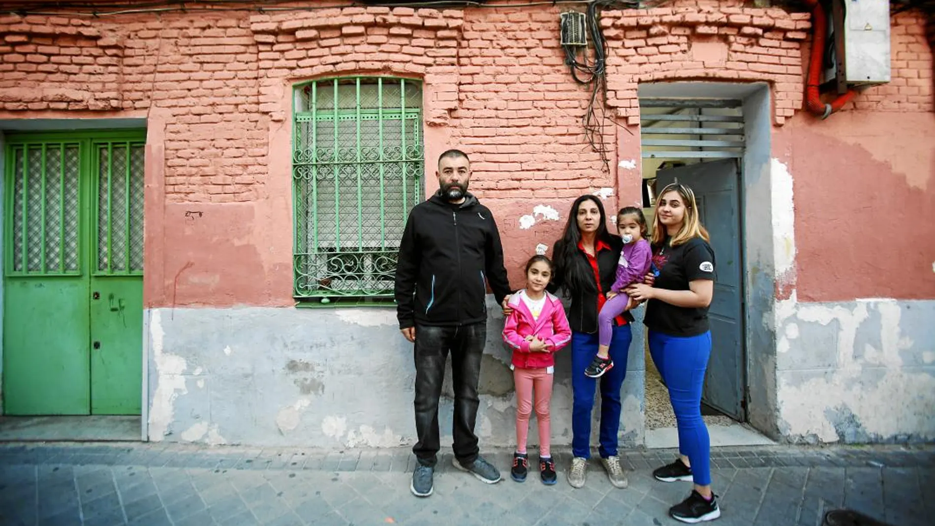 David Sánchez y Ljubica Merzán, junto a sus tres hijas: Rubí, Alba y Dara, de 2, 5 y 18 años / Cipriano Pastrano