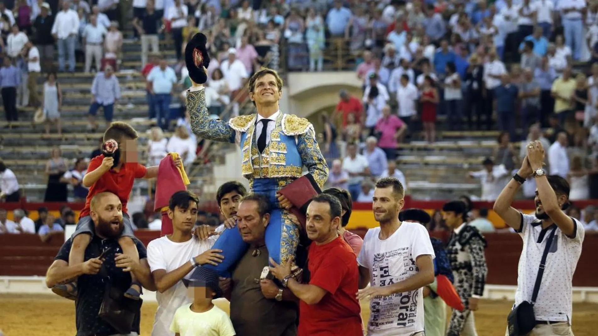 El Juli, en imagen de archivo, saliendo a hombros de la Plaza de Toros de Alicante