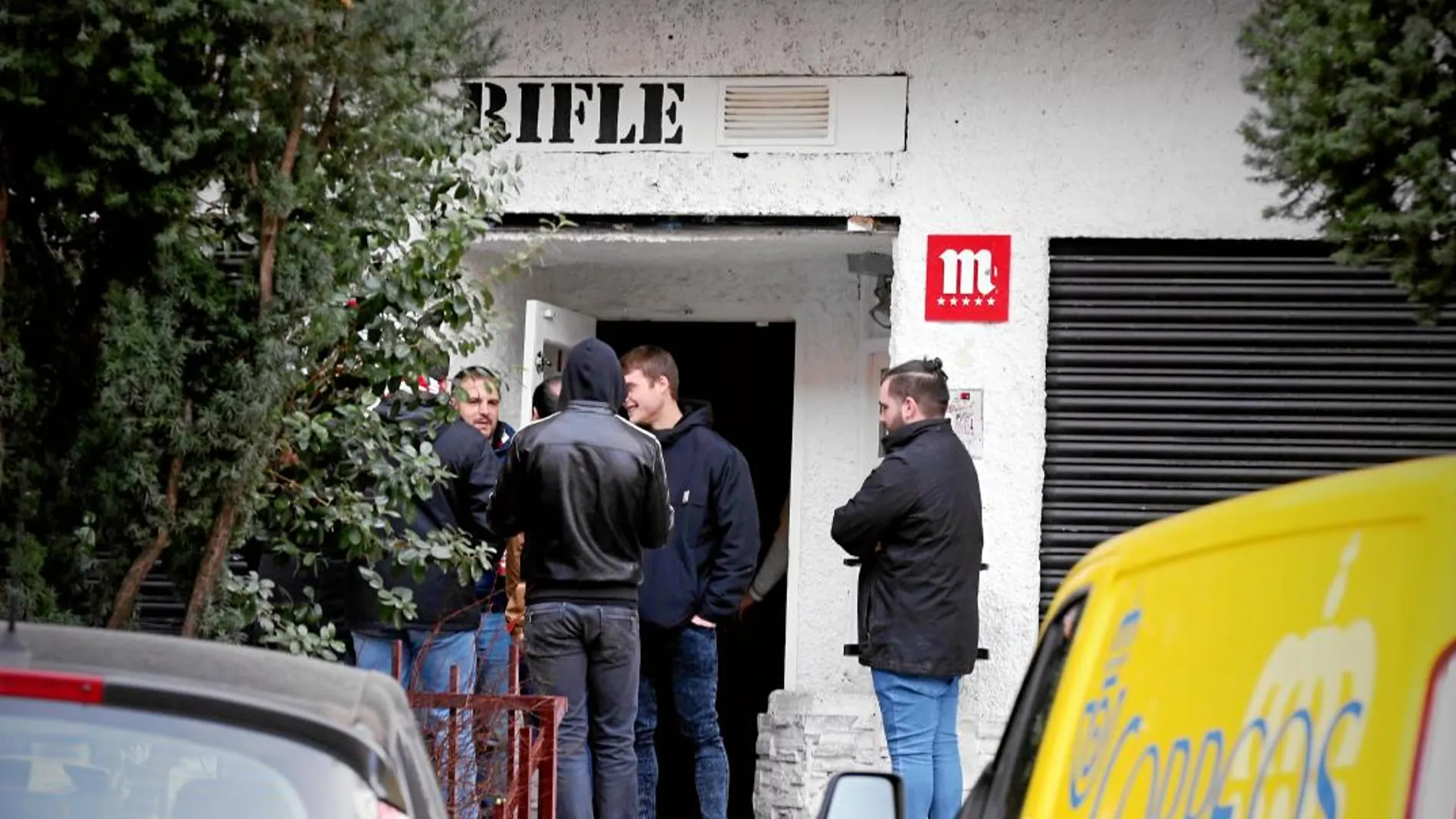 Varios aficionados, en la puerta del bar El Rifle antes del encuentro de ayer en el Metropolitano