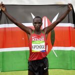 Eliud Kipchoge con la bandera de Kenia en el Sambodromo