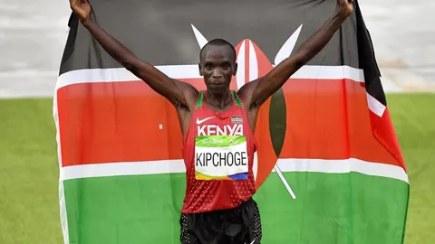 Eliud Kipchoge con la bandera de Kenia en el Sambodromo