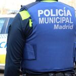 Un agente y un vehículo de la Policía Municipal de Madrid 