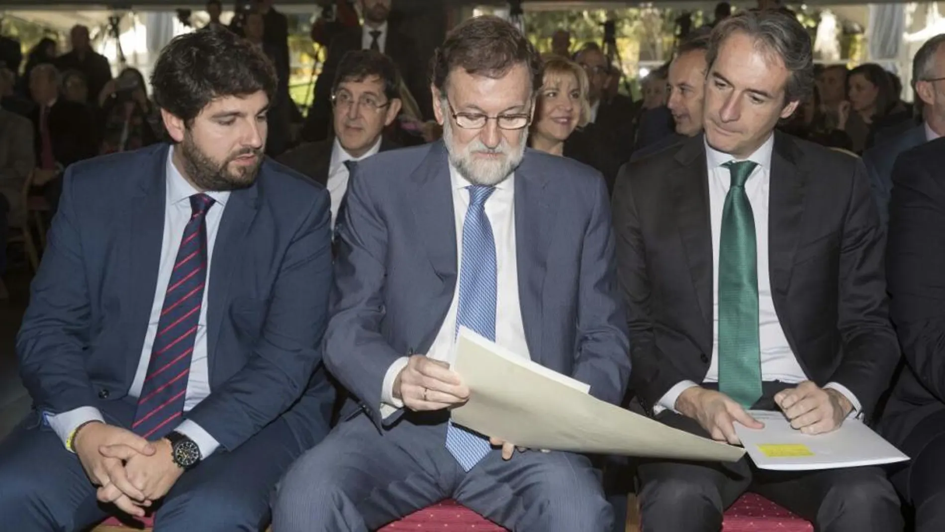 Fernando López Miras, Mariano Rajoy e Íñigo de la Serna, ayer en la Sala Promenade de Murcia
