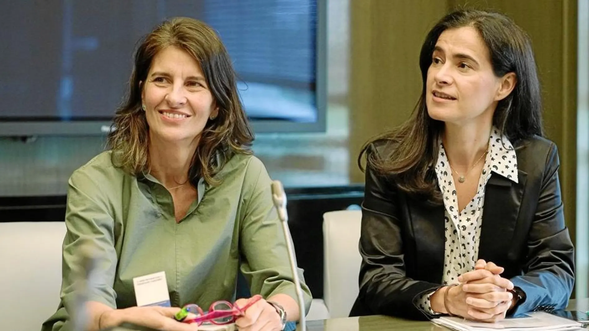 La directora general de Finanzas, Laura Abasolo, y la directora de Ética Corporativa y Sostenibilidad, Elena Valderrábano