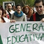 Varios universitarios sostienen una pancarta durante la concentración que ha tenido lugar hoy a la salida del metro de Ciudad Universitaria de Madrid