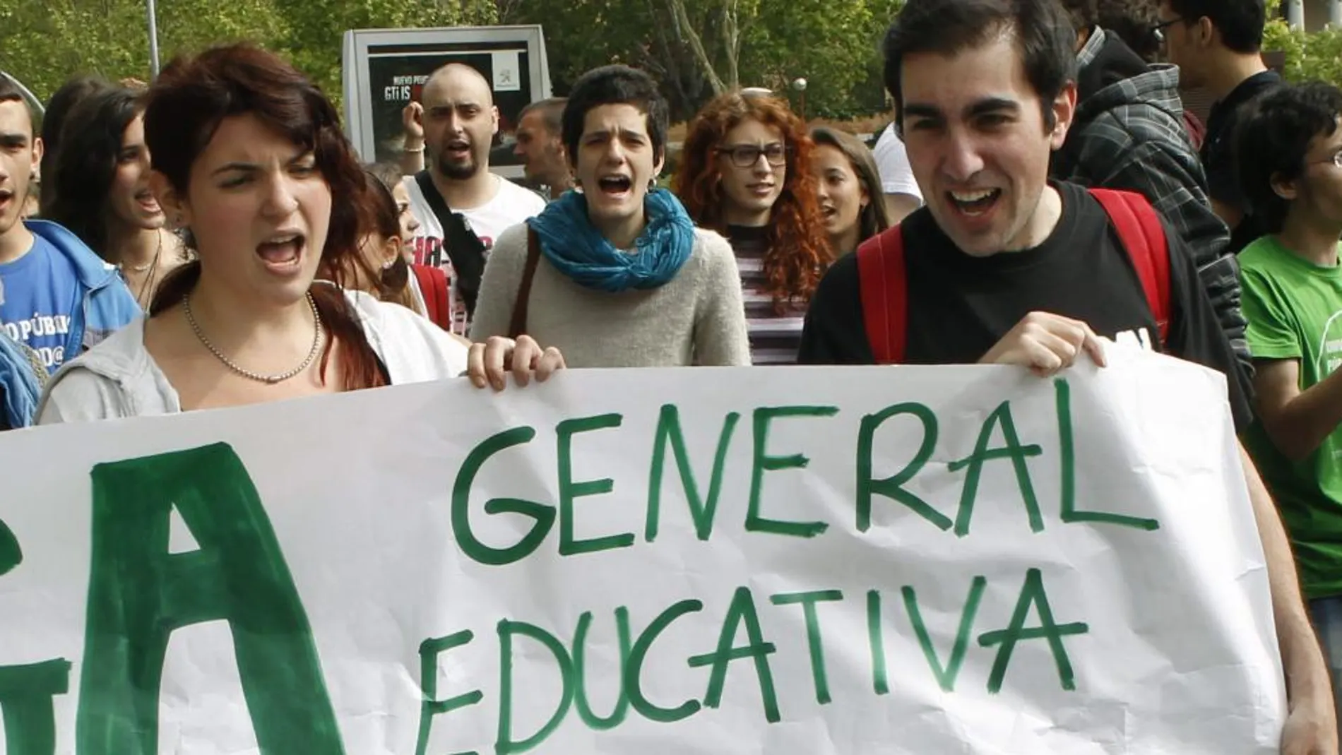 Varios universitarios sostienen una pancarta durante la concentración que ha tenido lugar hoy a la salida del metro de Ciudad Universitaria de Madrid