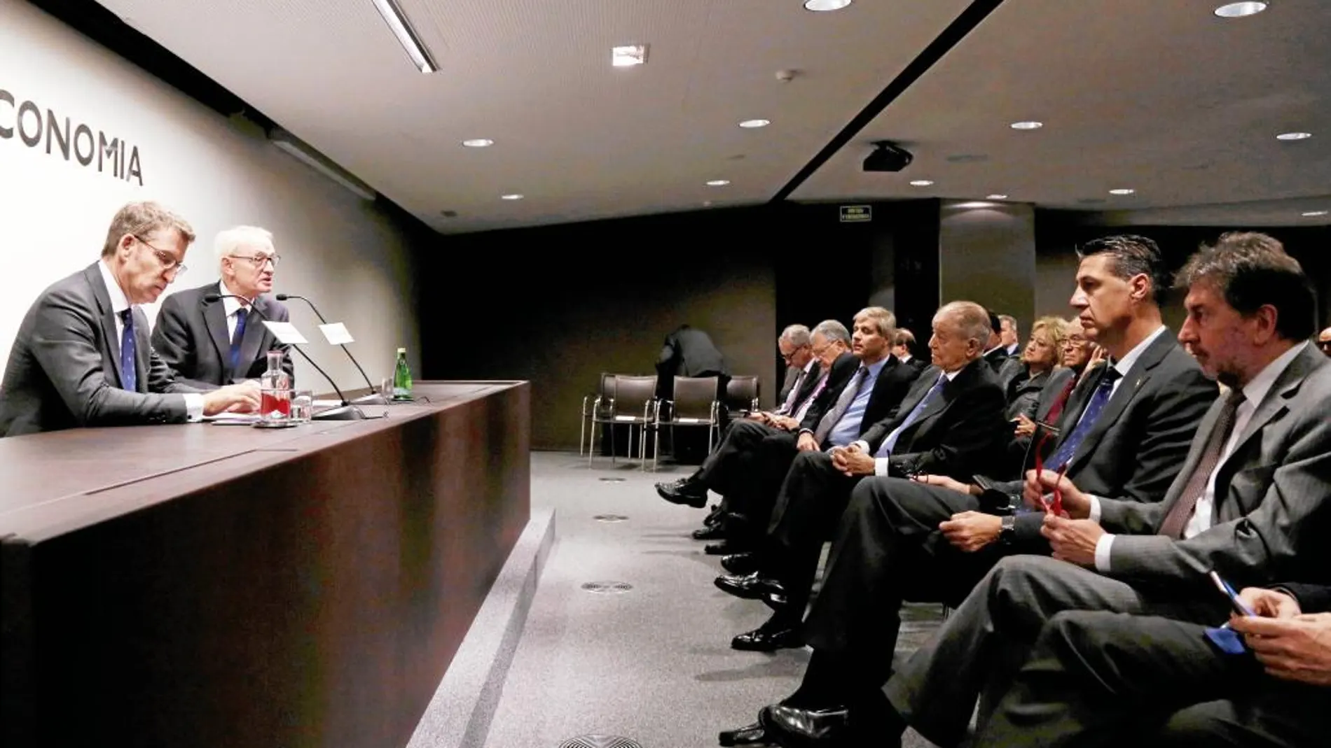 El presidente de la Xunta, Alberto Núñez Feijóo, protagonizó ayer una conferencia en el Círculo de Economía con la presencia de Xavier García Albiol y Alberto Fernández, entre otros