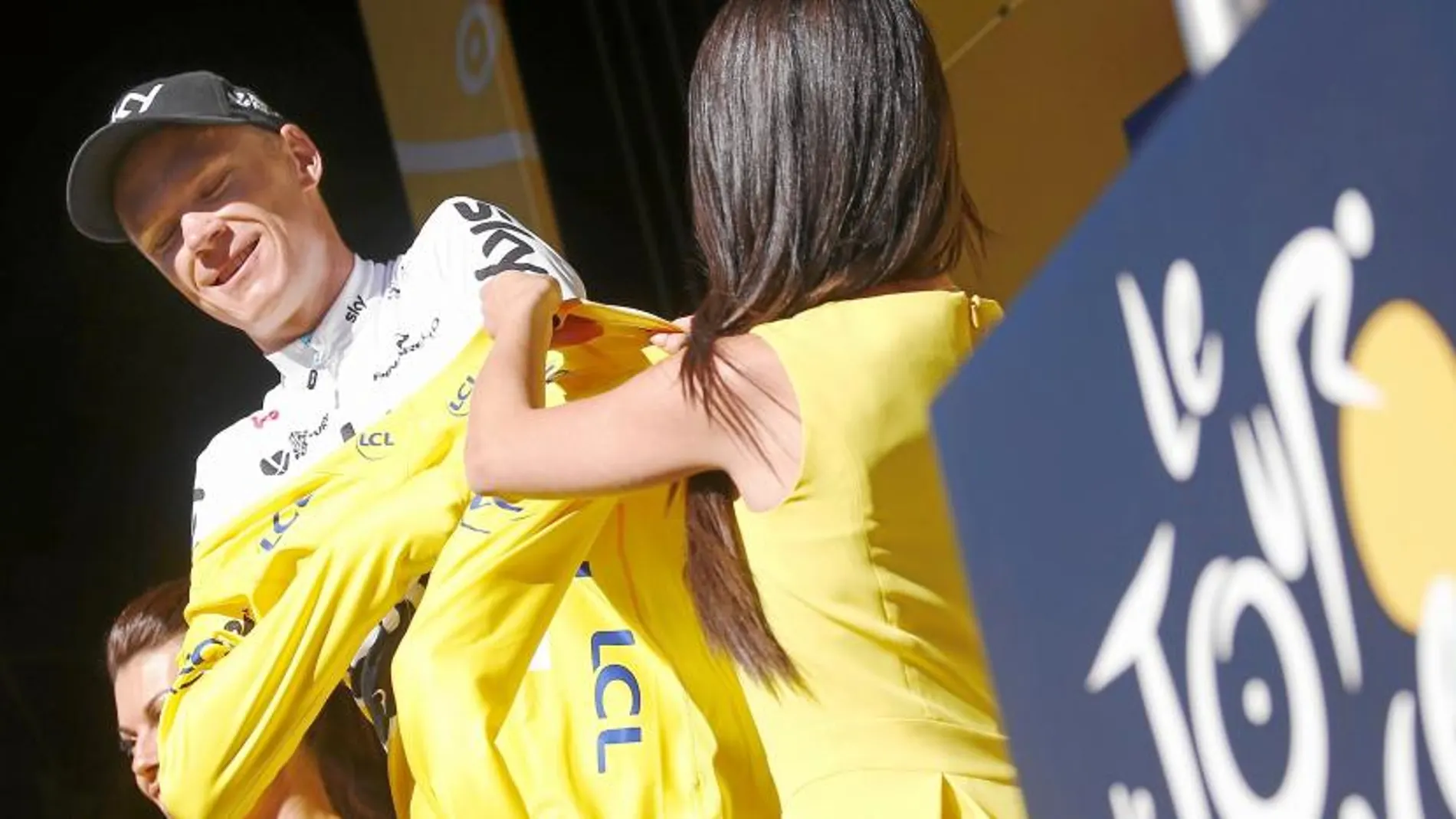 Michael Matthews celebra su victoria en la décimocuarta etapa del Tour de Francia en Rodez.