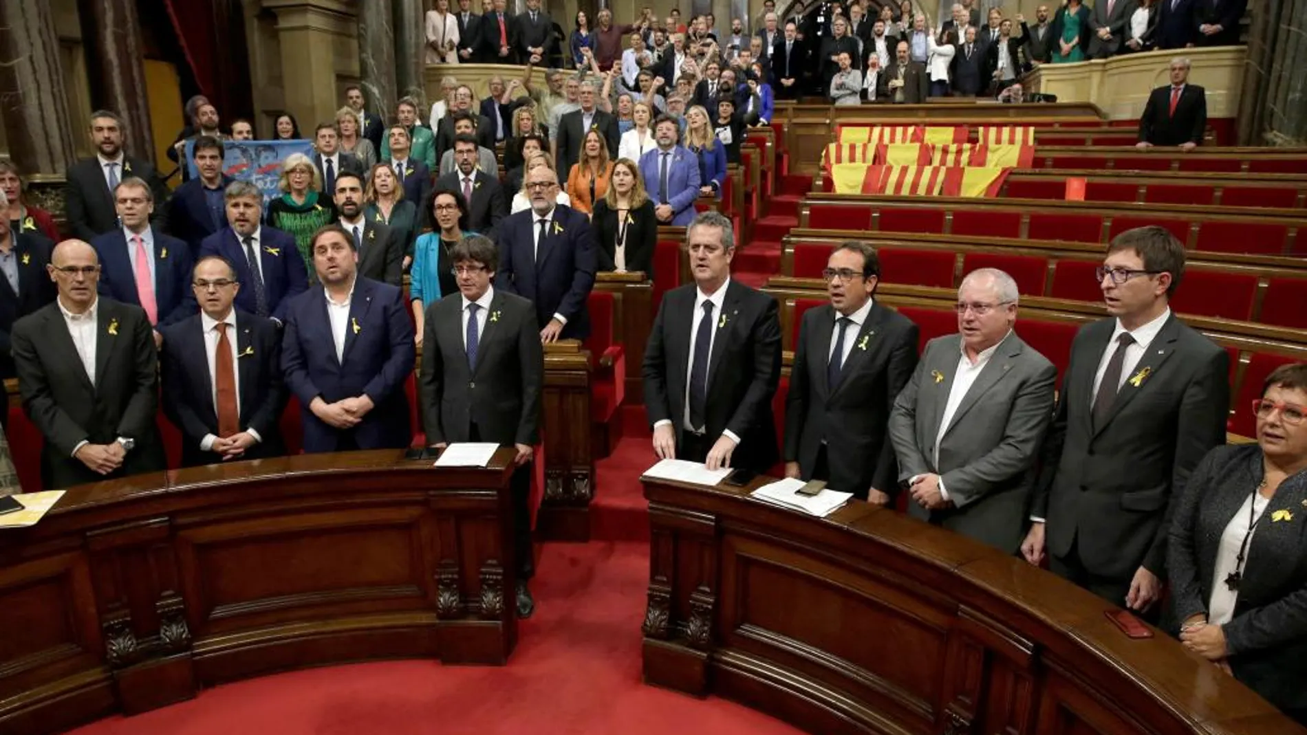 Así sería la República de Puigdemont: 14 órganos de Estado, bonos patrióticos, más impuestos, controlar a la ciudadanía y no pagar la deuda