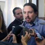El líder de Podemos, Pablo Iglesias, atendiendo a los medios de comunicación en el Pleno del Congreso de los Diputados de Madrid / Efe