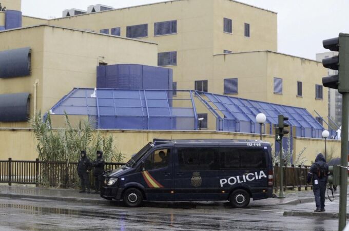 Efectivos de la Policía Nacional permanecen hoy a las puertas del Centro de Internamiento de Extranjeros (CIE) de Aluche, en Madrid