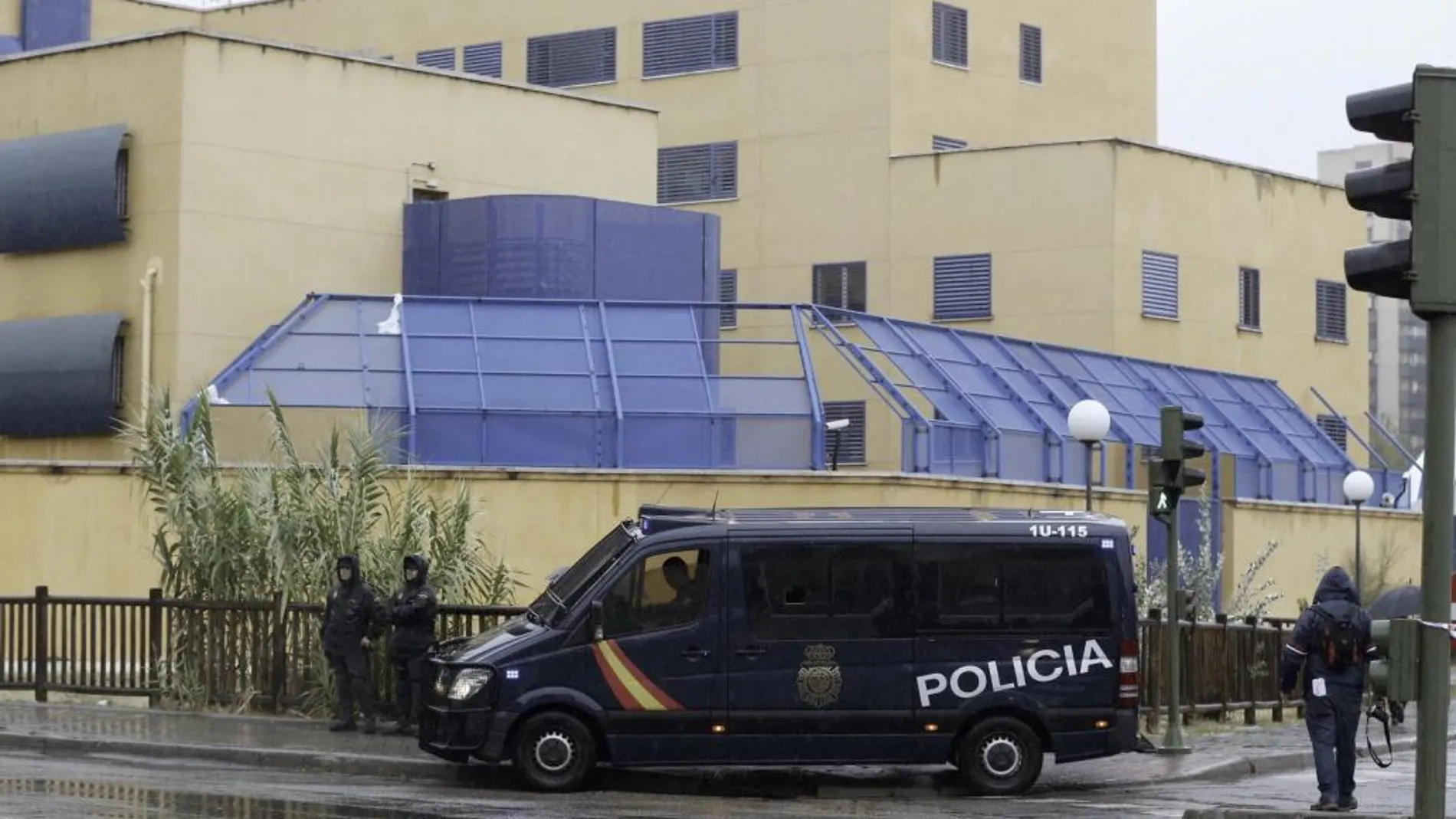 Efectivos de la Policía Nacional permanecen hoy a las puertas del Centro de Internamiento de Extranjeros (CIE) de Aluche, en Madrid