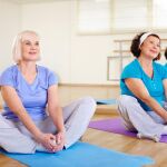 Dos mujeres mayores haciendo Pilates