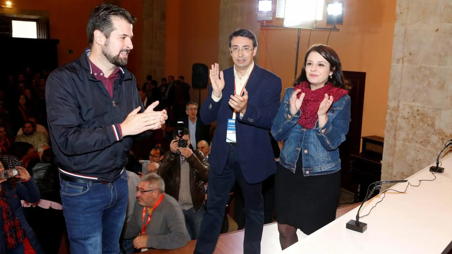 Tudanca junto a Fernando Pablos y Adriana lastra, vicesecretaria general del PSOE