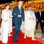Mohamed VI, Don Felipe y Doña Letizia, a su llegada anoche a la cena de gala ofrecida a los monarcas españoles en el Palacio Real de Rabat
