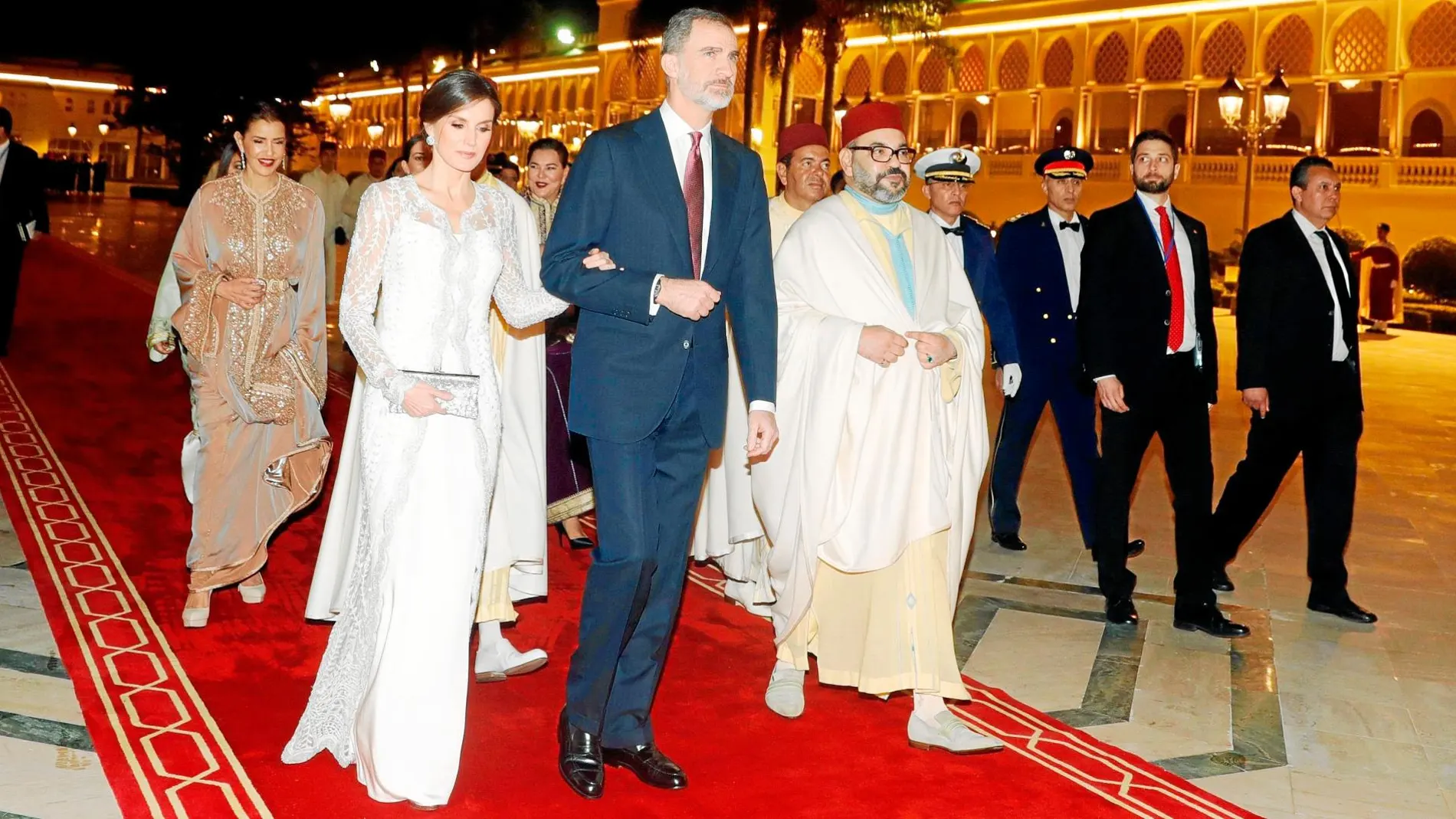 Mohamed VI, Don Felipe y Doña Letizia, a su llegada anoche a la cena de gala ofrecida a los monarcas españoles en el Palacio Real de Rabat