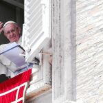 El Papa saludó ayer desde la ventana, antes del tradicional rezo del Ángelus