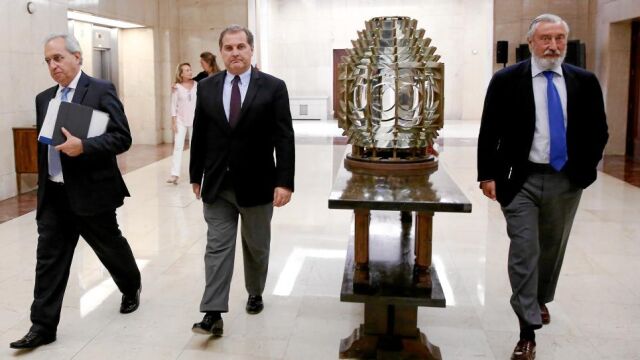 El presidente de AENA, José Manuel Vargas (centro) y el secretario de Estado de Infraestructuras, Julio Gómez-Pomar, a su llegada a la reunión de ayer