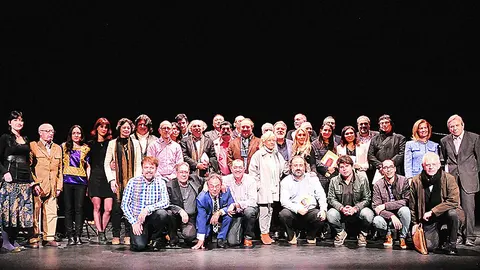 El coordinador de los Encuentros de Poetas Iberoamericanos, Alfredo Pérez Alencart, junto a los escritores participantes en el Teatro Liceo de Salamanca.