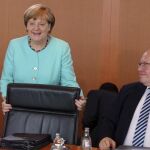 La canciller alemana, Angela Merkel (izq), toma asiento al lado del jefe de la Cancillería, Peter Altmaier