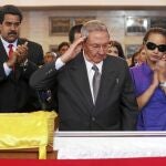 Raúl Castro, flanqueado ayer por Maduro y una de las hijas de Chávez, despide el féretro del mandatario