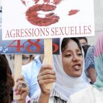 Una mujer protesta ante el tribunal que juzgaba un caso de violación en Rabat