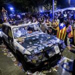 Aspecto de uno de los coches de la Guardia Civil que realizaban un registro con motivo del 1-O en la sede de la consellería de Economía de la Generalitat