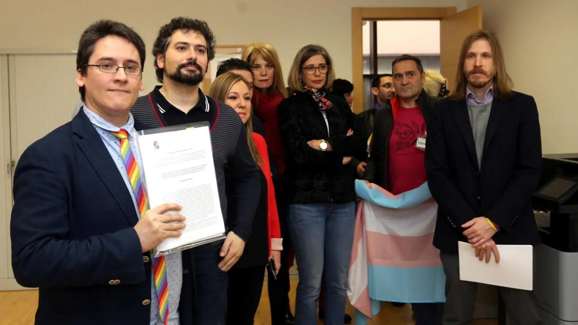 Los procuradores Pablo Fernández (Podemos); Ana Muñoz de la Peña (PSOE); Belén Rosado (Cs) y José Sarrión (IU) junto a Igancio Paredero, del colectivo LGTB+, antes de registrar la proposición de Ley en las Cortes