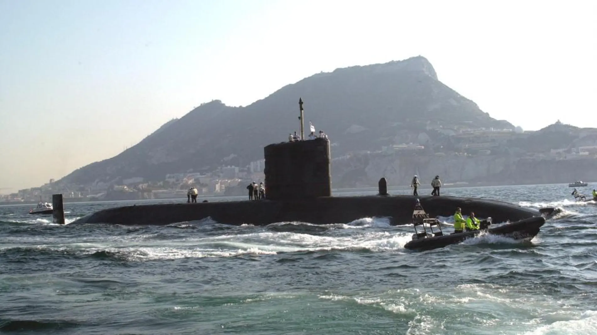 El submarino nuclear "Trireless"abandona Gibraltar en 2001