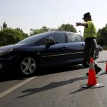Un coche detenido en un control de Policía